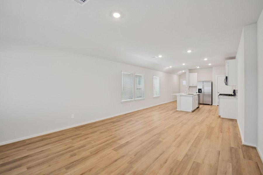 Spacious, unfurnished interior of a new home in Granger Pointe - Traditional Series, Conroe (Image 18).