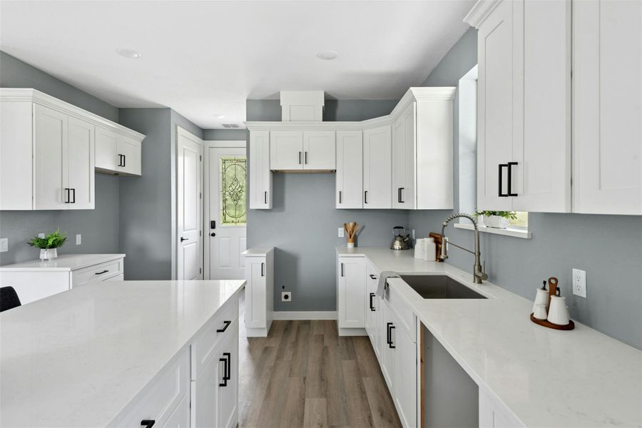 Furnished interior view inside a new home in , Luling (Image 10).