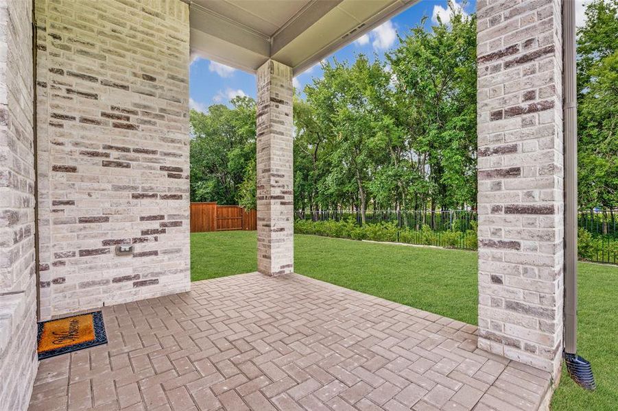 Exterior details and patio area of a home in Mantua Point, Van Alstyne (Image 4).