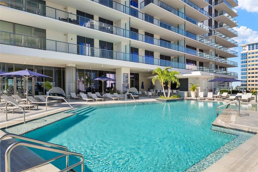 Condo located in St. Petersburg, FL showcasing its design and architecture (Image 3).