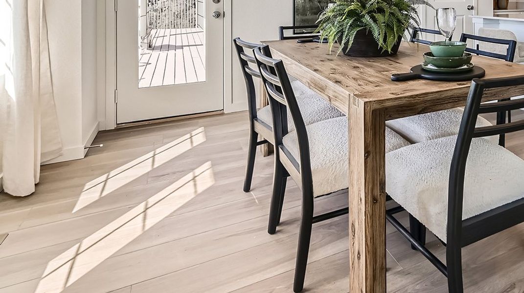 073125 1807 Vibrant II Nook F1