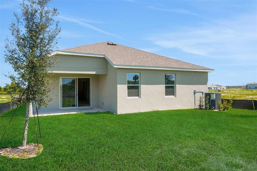 Exterior details and patio area of a home in Willowbrook North, Winter Haven (Image 3).