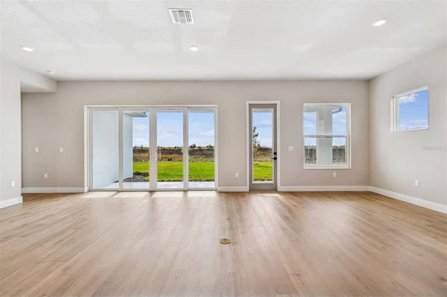 Spacious, unfurnished interior of a new home in Palmera Wellen Park - Classic Series, Venice (Image 33). Spacious, unfurnished interior of a new home in Palmera Wellen Park - Classic Series, Venice (Image 33).