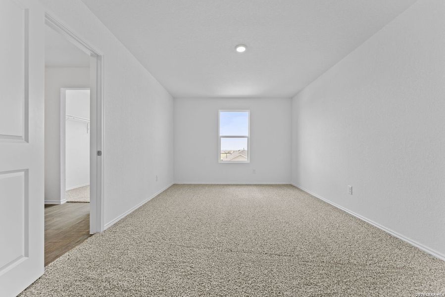 Spacious, unfurnished interior of a new home in Avenida, Converse (Image 11).