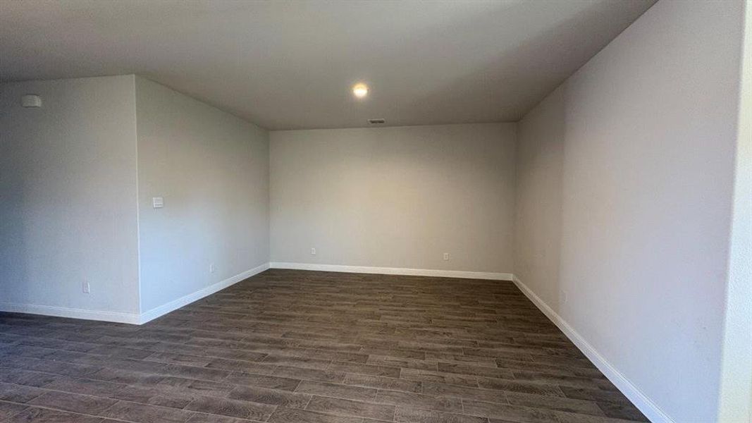 Spacious, unfurnished interior of a new home in Sandstone Estates, Granbury (Image 11).