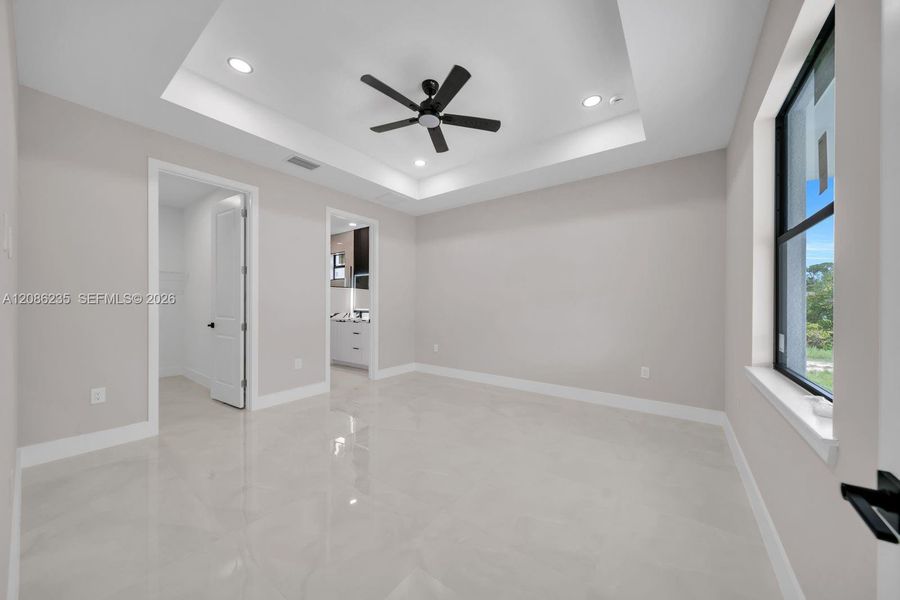 Spacious, unfurnished interior of a new home in , Lehigh Acres (Image 14).