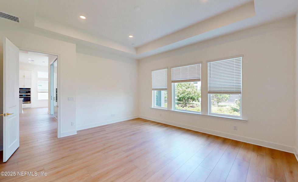 Spacious, unfurnished interior of a new home in Seven Pines, Jacksonville (Image 11).