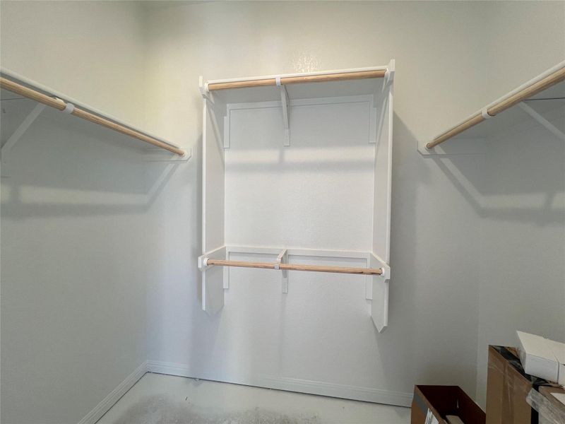 Spacious, unfurnished interior of a new home in Rolling Glen, Hutto (Image 10).