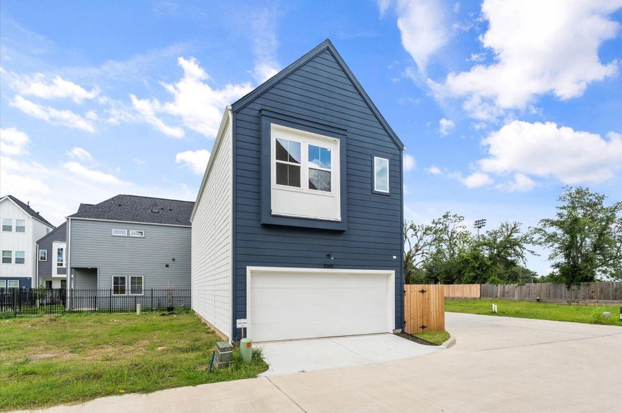 8302 Springwood Canyon Ln. features a spacious 2-car garage that offers both functionality and curb appeal. With clean lines and durable finishes, it’s designed to accommodate two vehicles comfortably while providing extra room for storage