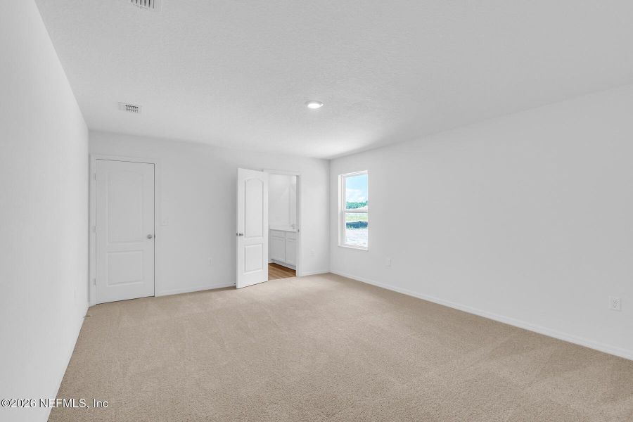 Spacious, unfurnished interior of a new home in Rolling Hills, Green Cove Springs (Image 16).