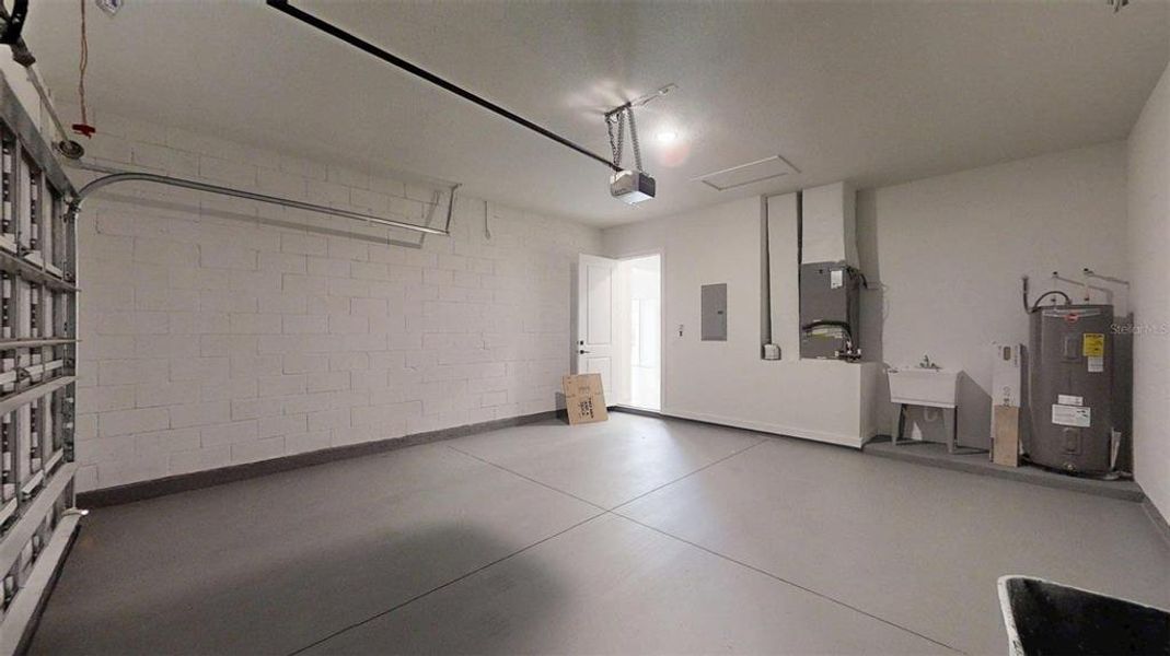 Spacious, unfurnished interior of a new home in , Ocala (Image 41).