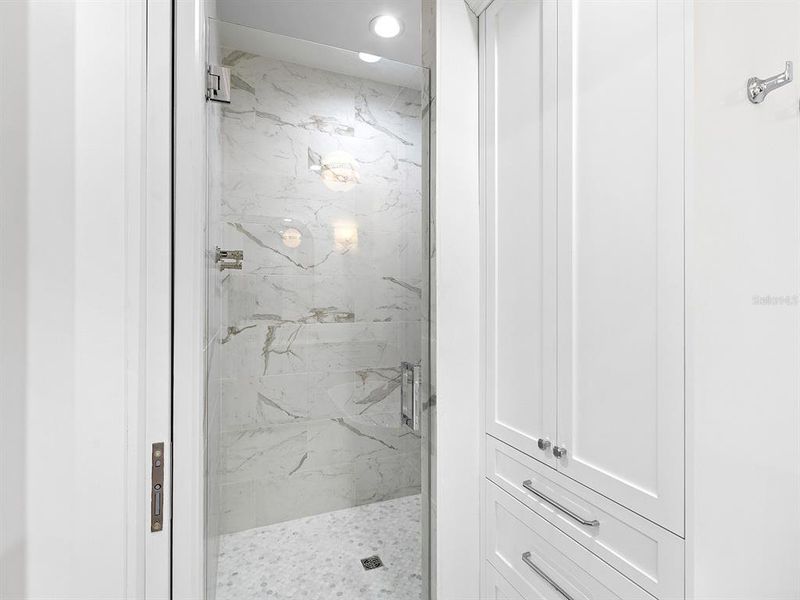 Spacious, unfurnished interior of a new home in , Sarasota (Image 22).