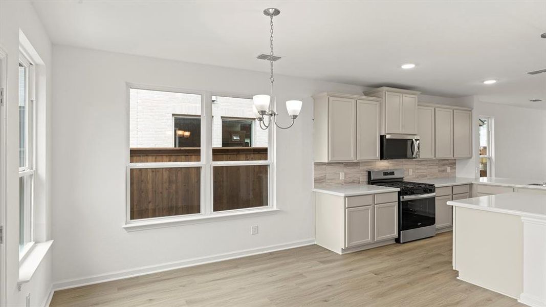 16. 3210 Summerland - Dining (3) 16. 3210 Summerland - Dining (3)