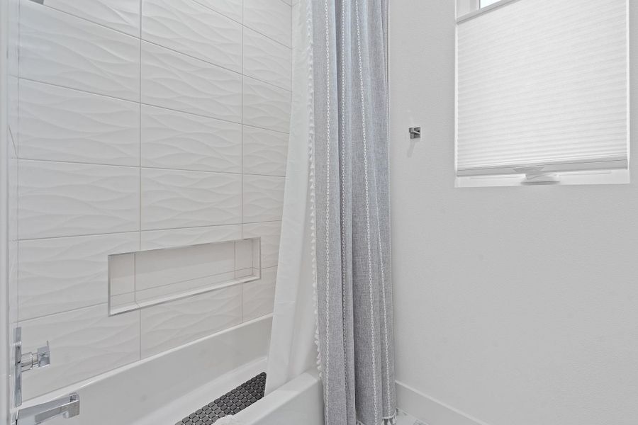 Classic shower/tub combo with crisp tile surround and a built-in niche for easy, everyday function. Classic shower/tub combo with crisp tile surround and a built-in niche for easy, everyday function.