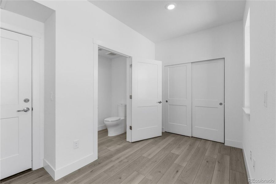 Spacious, unfurnished interior of a new home in Dillon Pointe - Skyview, Broomfield (Image 11).