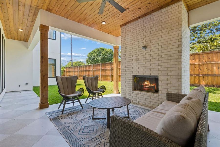 Exterior details and patio area of a home in , Dallas (Image 4).