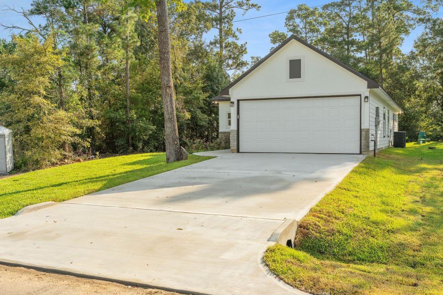 Front exterior of a new home in , Willis, TX, highlighting curb appeal (Image 18). Front exterior of a new home in , Willis, TX, highlighting curb appeal (Image 18).