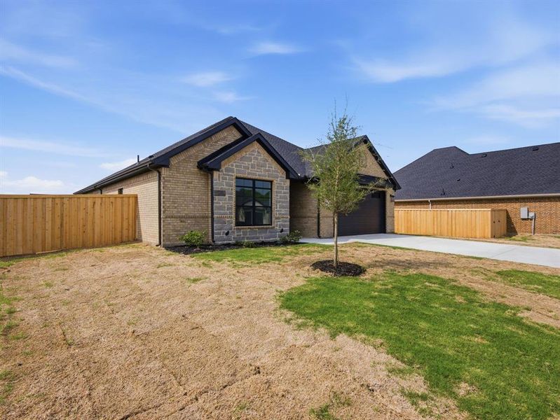Exterior details and patio area of a home in , Grand Prairie (Image 3).