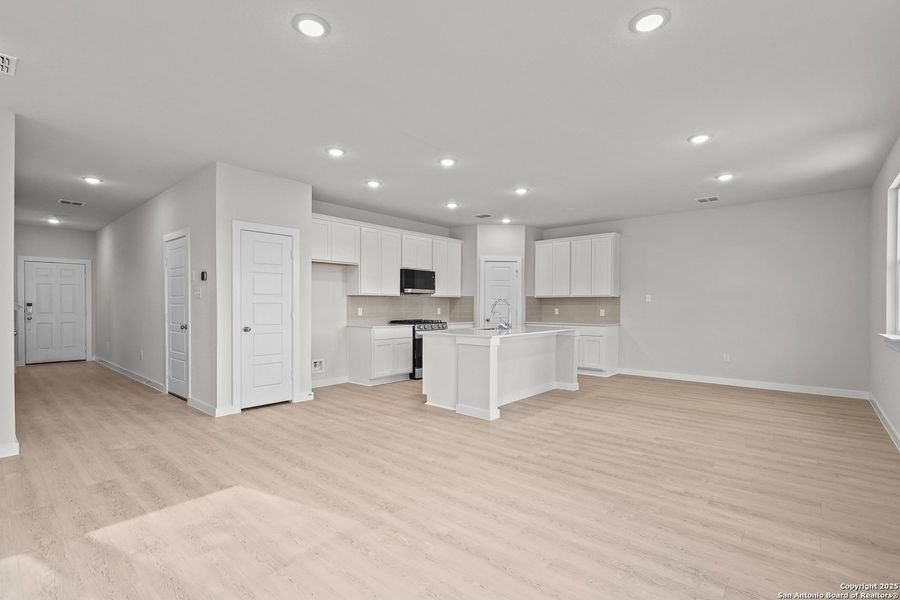 Spacious, unfurnished interior of a new home in Senna, Leon Valley (Image 16). Spacious, unfurnished interior of a new home in Senna, Leon Valley (Image 16).