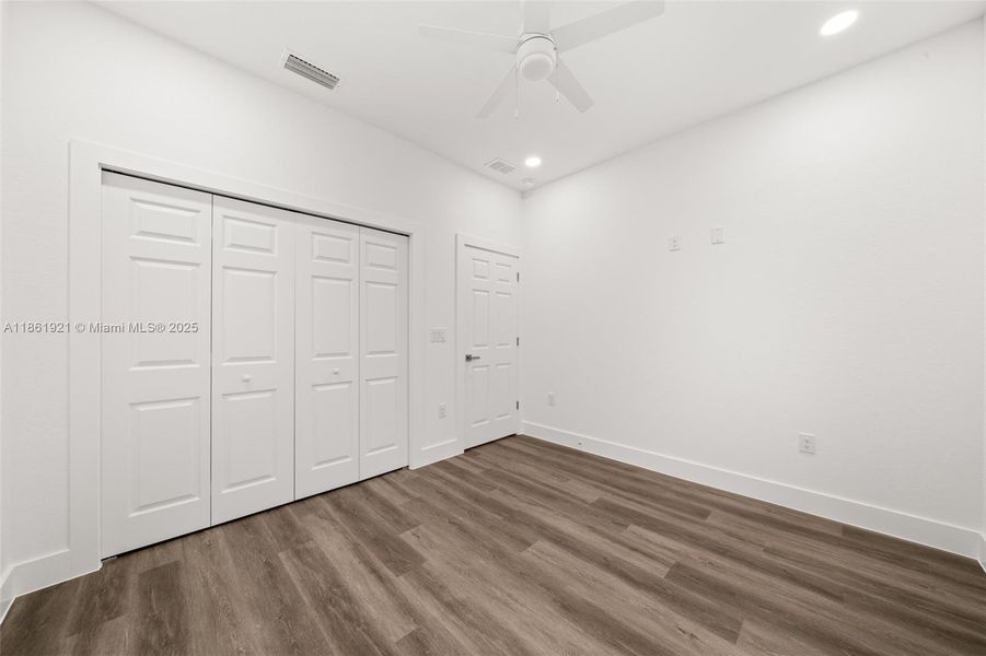 Spacious, unfurnished interior of a new home in , Sebring (Image 26).
