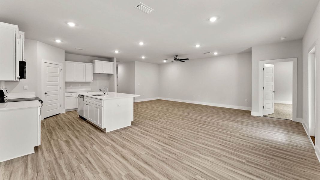 Spacious, unfurnished interior of a new home in Buffer Farms, Port Saint Joe (Image 20).