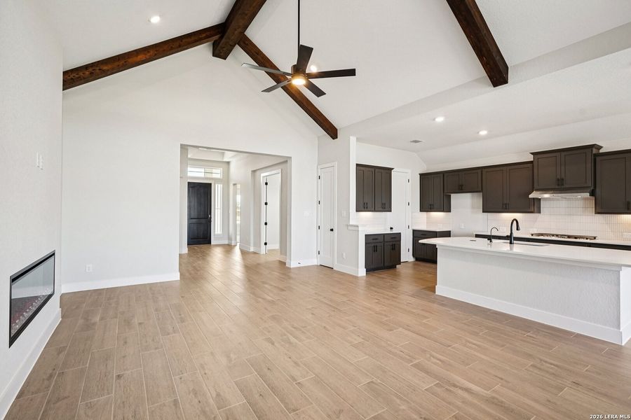 Spacious, unfurnished interior of a new home in Meyer Ranch, New Braunfels (Image 31).