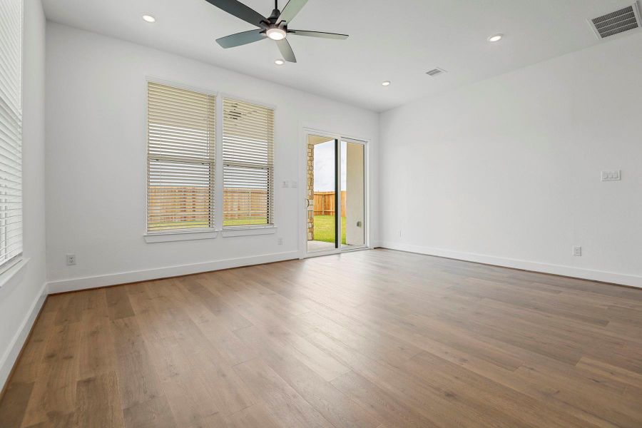 Spacious, unfurnished interior of a new home in Hallimore Ranch, Rosenberg (Image 17). Spacious, unfurnished interior of a new home in Hallimore Ranch, Rosenberg (Image 17).