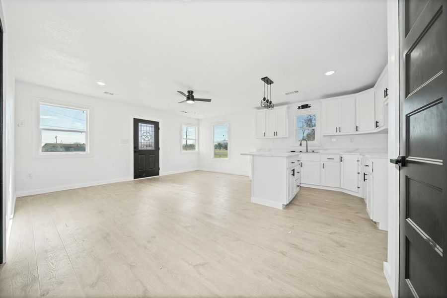 Spacious, unfurnished interior of a new home in , Itasca (Image 9).