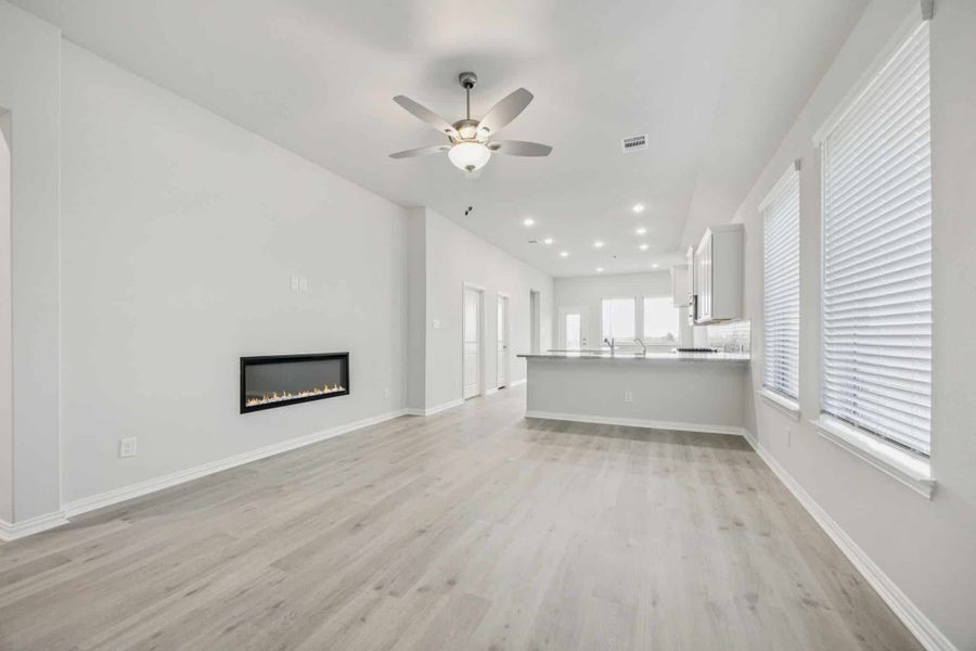 Spacious, unfurnished interior of a new home in Bel Air Village, Sherman (Image 6).
