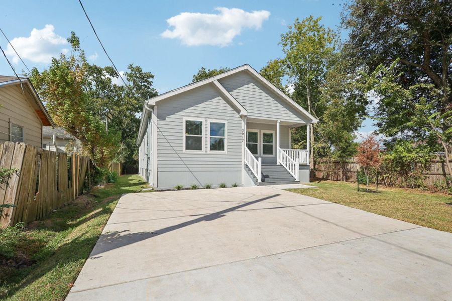 Exterior details and patio area of a home in , Houston (Image 3).