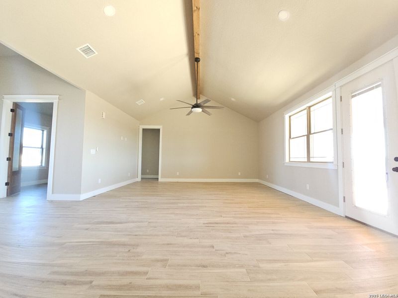 Spacious, unfurnished interior of a new home in , Bandera (Image 18).