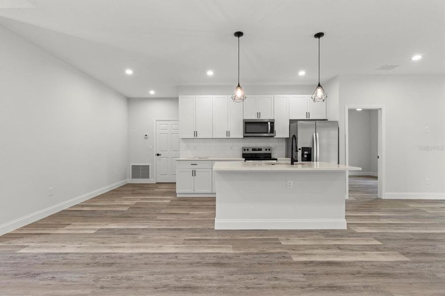 Spacious, unfurnished interior of a new home in , Citrus Springs (Image 26).