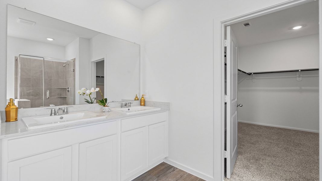 Representative furnished interior of a home built from the Rosemont by D.R. Horton in Sunterra Lakes, Brookshire (Image 31).