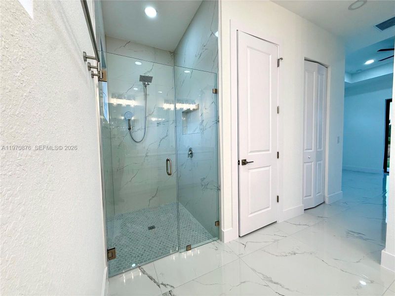 MASTER BATHROOM MASTER BATHROOM