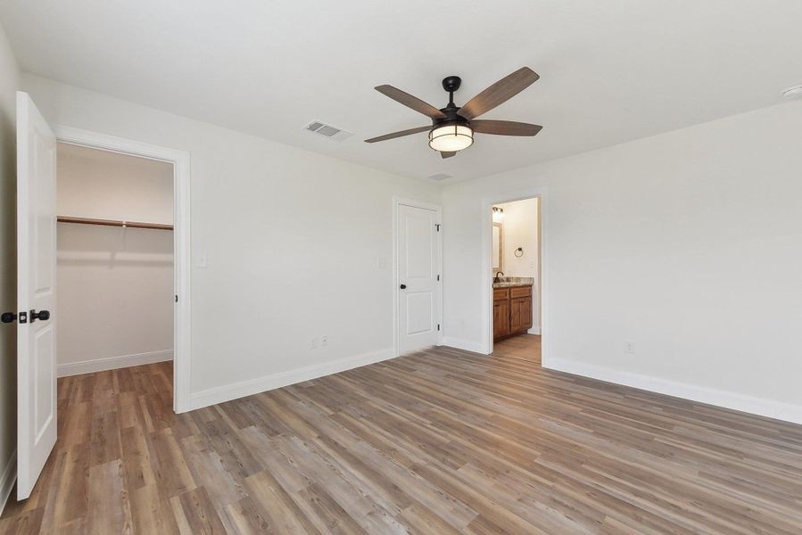 Bedroom 2 shares a Jack 'n Jill Bathroom Bedroom 2 shares a Jack 'n Jill Bathroom
