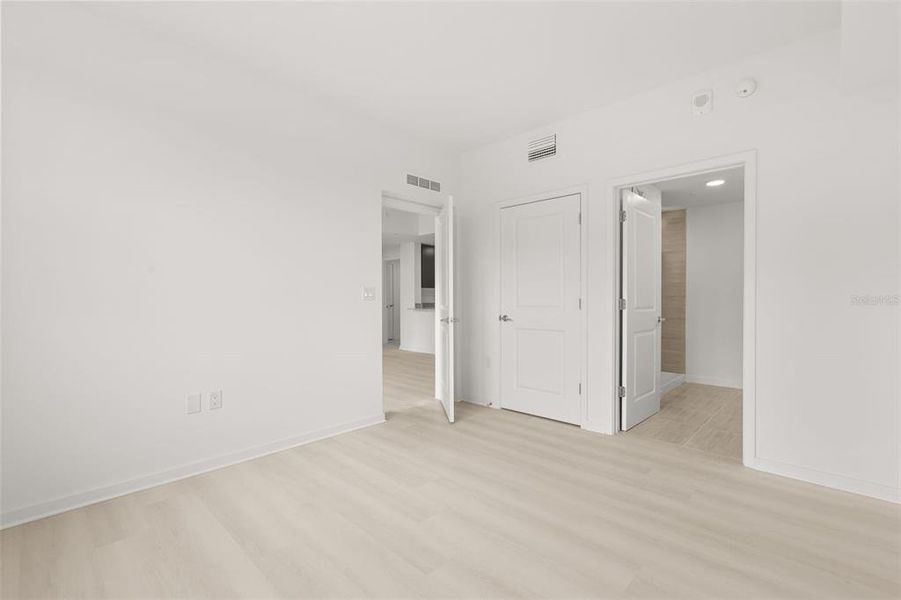 Spacious, unfurnished interior of a new home in , Orlando (Image 17).