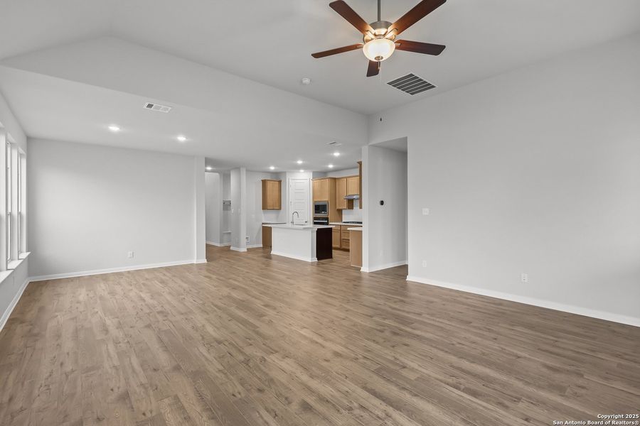 Spacious, unfurnished interior of a new home in Foxbrook, Cibolo (Image 31).