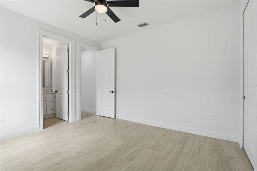 Spacious, unfurnished interior of a new home in , Cape Coral (Image 45).
