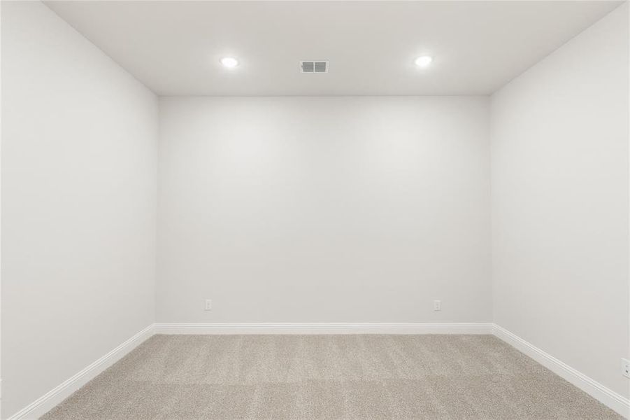 Spacious, unfurnished interior of a new home in North Grove, Waxahachie (Image 30).