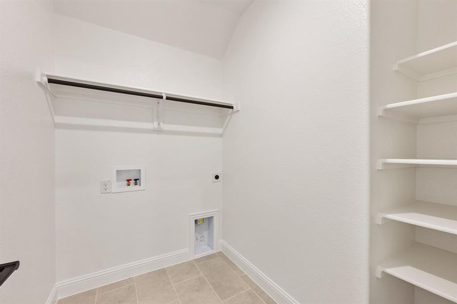 Spacious, unfurnished interior of a new home in Coyote Crossing, Godley (Image 33).