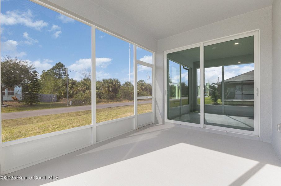 Spacious, unfurnished interior of a new home in , Palm Bay (Image 4).