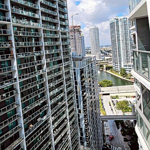 Condo located in Miami, FL showcasing its design and architecture (Image 3).