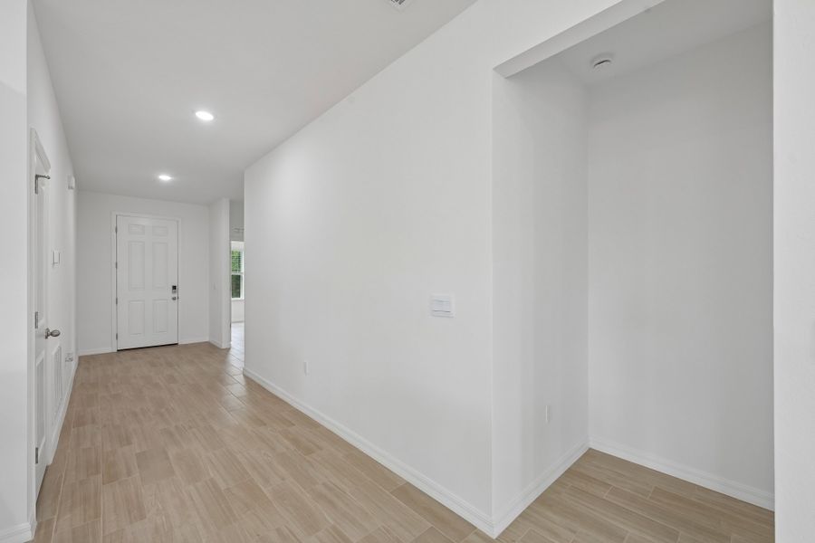 Spacious, unfurnished interior of a new home in Port Charlotte, Port Charlotte (Image 37).