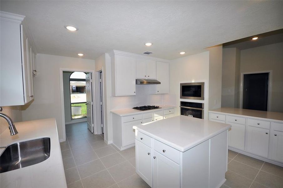 Tru White cabinetry and Masilla quartz stone counters