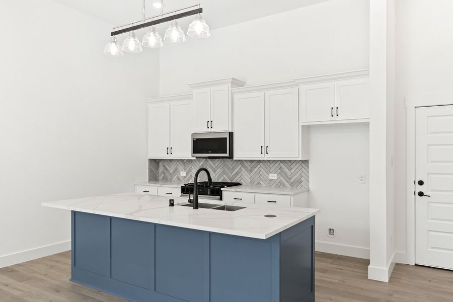 Furnished interior view inside a new home in Cottonwood Creek, Rowlett (Image 7).