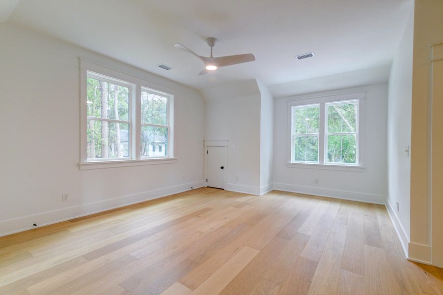 Spacious, unfurnished interior of a new home in , Hollywood (Image 19).