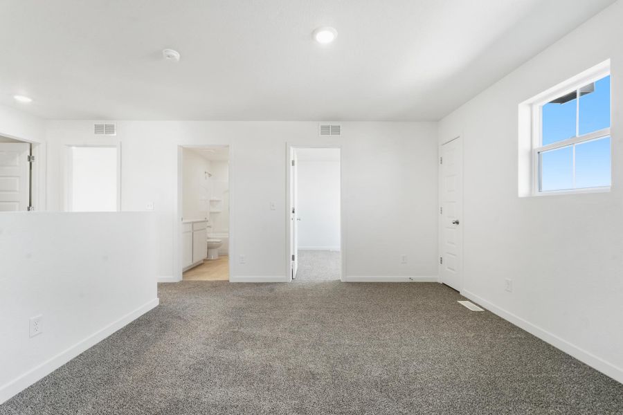 Spacious, unfurnished interior of a new home in Granary, Johnstown (Image 27).
