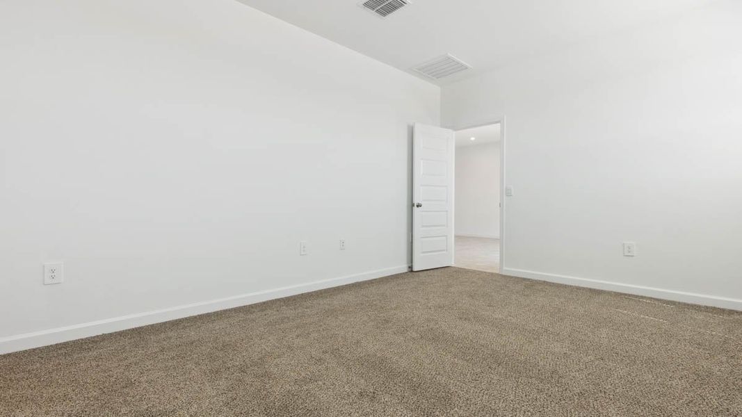 Spacious, unfurnished interior of a new home in Entrada Del Oro, Gold Canyon (Image 19).