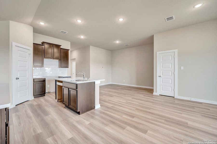 Spacious, unfurnished interior of a new home in Mesquite Ridge, San Antonio (Image 37).