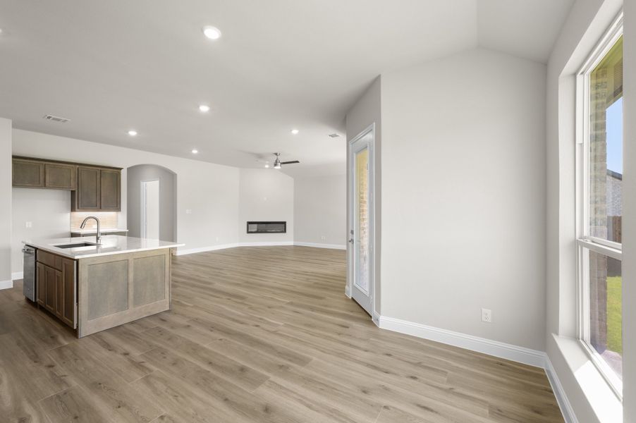 Spacious, unfurnished interior of a new home in Myrtle Creek, Waxahachie (Image 16).